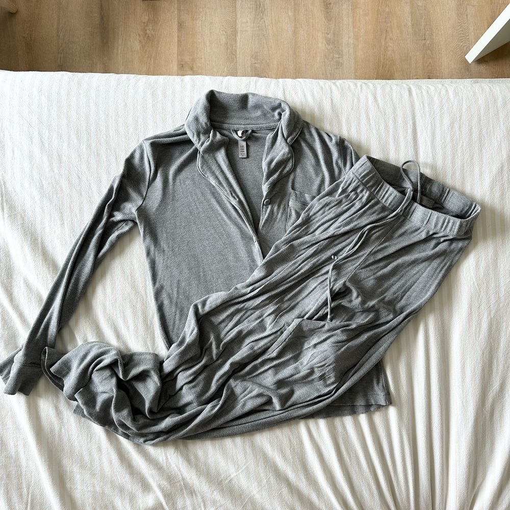 SKIMS Ribbed Sleep Set - Picture 2 of 3
